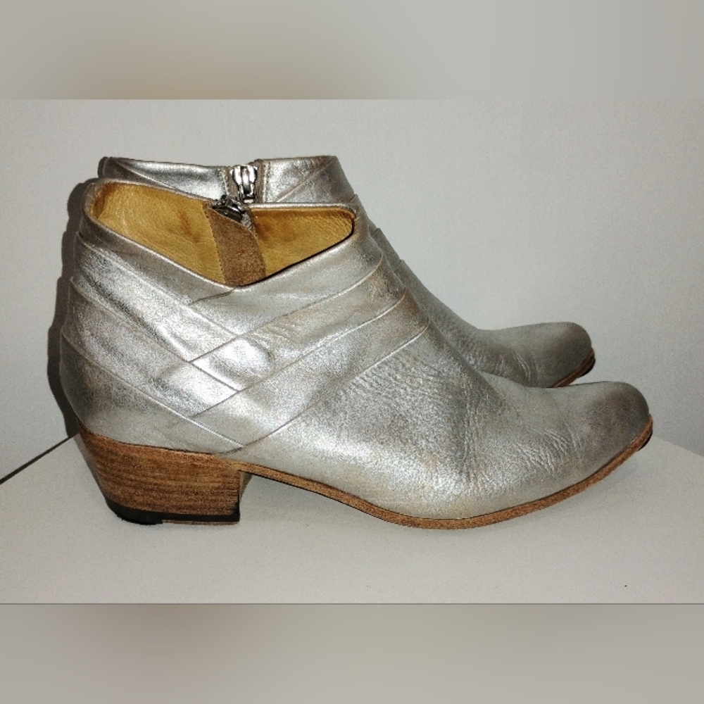 SPLENDID SILVER LEATHER BOOTIES